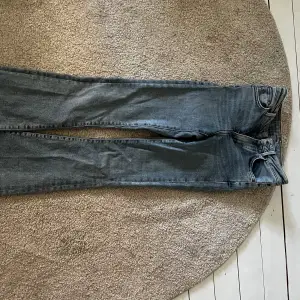 Super snygga bootcut jeans från Bikbok! Knappt använda så i nyskick, low/midrise