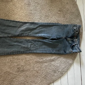 Bootcut jeans - Super snygga bootcut jeans från Bikbok! Knappt använda så i nyskick, low/midrise