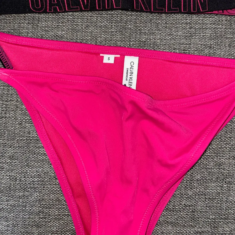 Bikini från Calvin Klein, använd nån enstaka gång o såklart tvättad, stl s på under och överdel, nypris 1000kr totalt, säljer då den inte kmr till användning . Toppar.