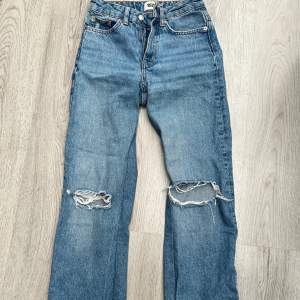 Säljer dessa jeans i storlek XXS men passar även XS och S. Använt skick (insydda). Säljer för 100kr+frakt. Vid intresse är det bara att höra av sig 🌸