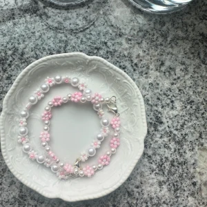 Armband  - 35kr/st. Kan göras i alla färger🌸passar perfekt nu till sommaren💞🙌🏼kolla gärna in mina andra annonser😊
