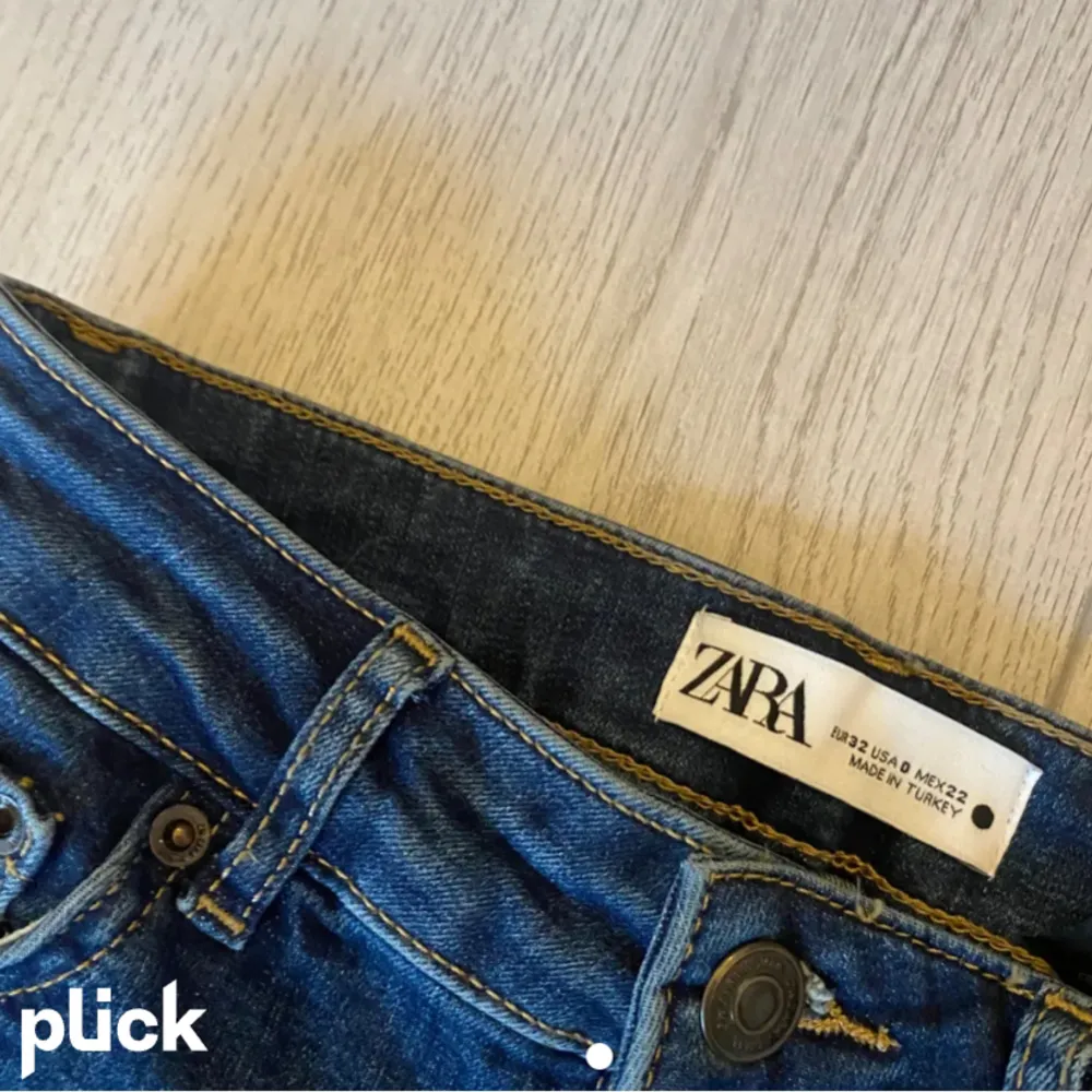 Zara jeans i storlek 32 som är i ny skick!💕. Jeans & Byxor.
