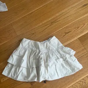 En jätte fin volang kjol från amerikan eagel🌺 Bara använd en gång eftersom den passar inte helt i storlek. Passar perfekt till sommaren. Sitter mer som en S än M eftersom det är amerikansk storlek 