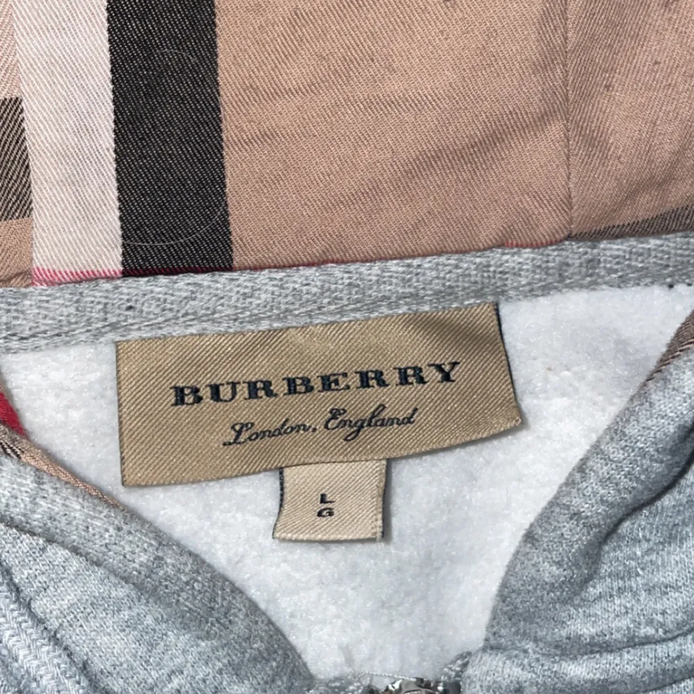 Burberry hoodie storlek L. Vet ej om den är äkta. Hoodies.