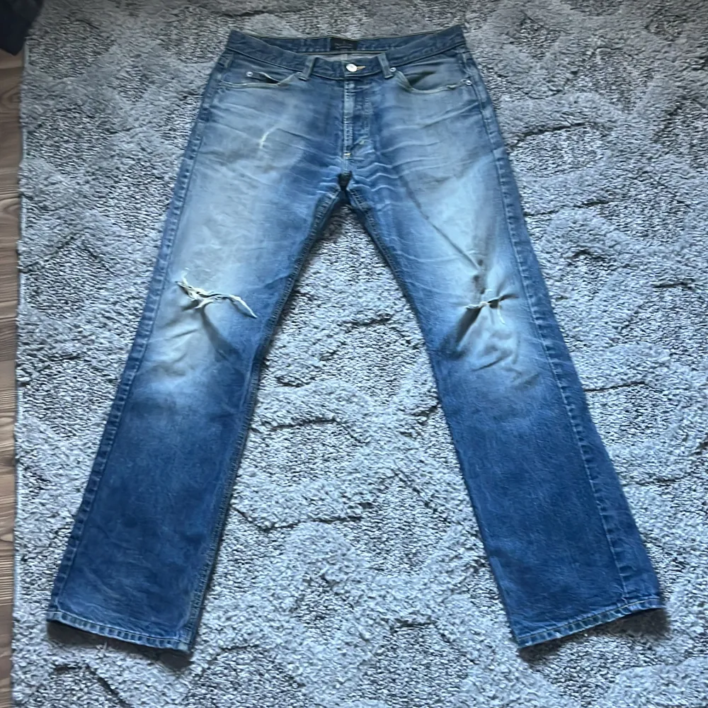 Gammalt par jeans fick dom av en vän, säljer för de inte är min still och dom sitter bra väldigt baggy snus märke i en ficka men annars inget mer än så. (Pris kan diskuteras). Jeans & Byxor.