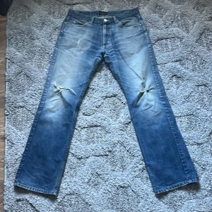 Jeans  - Gammalt par jeans fick dom av en vän, säljer för de inte är min still och dom sitter bra väldigt baggy snus märke i en ficka men annars inget mer än så. (Pris kan diskuteras)
