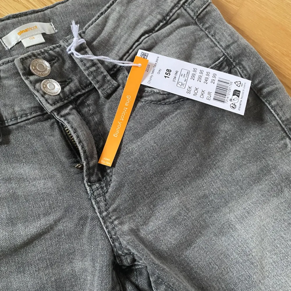 Helt nya och aldrig använda gråa jeans från Gina. Storlek 158. Kom inte till användning pågrund av fel storlek. Hoppas dem kan passa dig istället! Nypris: 299kr. Jeans & Byxor.