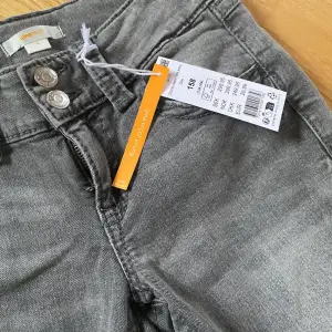 Helt nya och aldrig använda gråa jeans från Gina. Storlek 158. Kom inte till användning pågrund av fel storlek. Hoppas dem kan passa dig istället! Nypris: 299kr