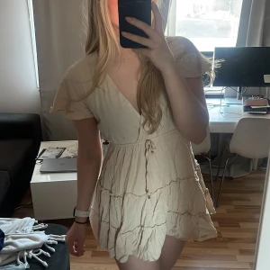 Klänning - Beige/aprikosfärgad söt klänning i storlek M. Tyvärr för kort för mig som är 182 cm så hoppas den kan komma till bättre användning av någon annan❤️