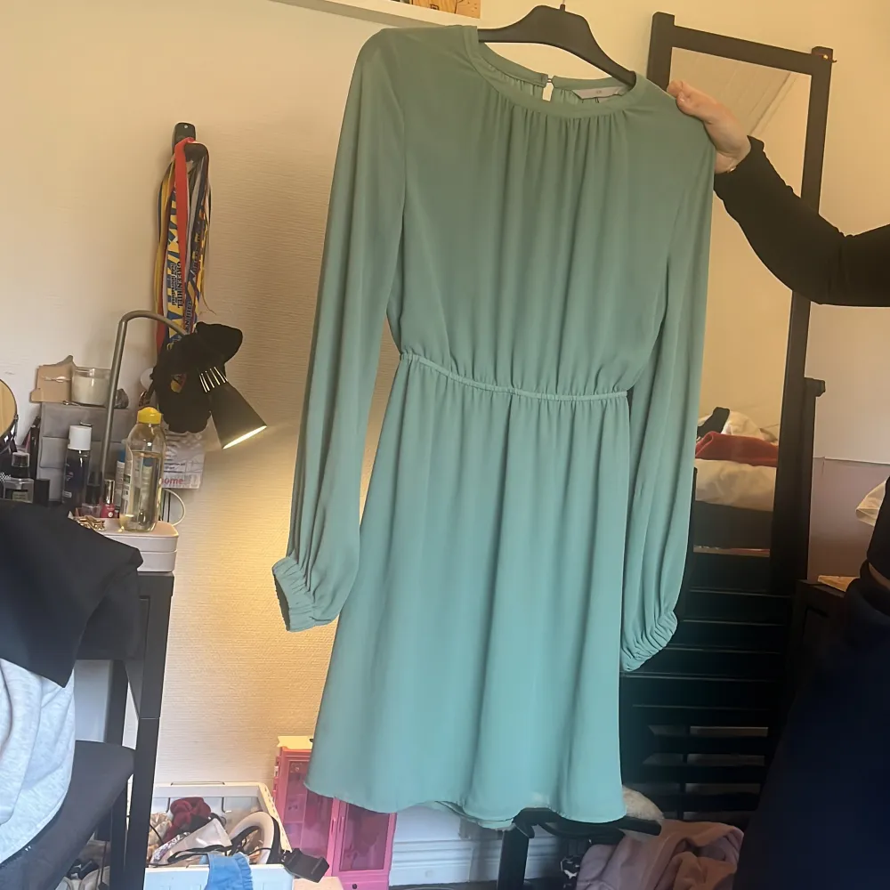 Grön klänning från HM den är aldrig använd och i storlek 36. Vid frågor är det bara att skriva💕. Klänningar.
