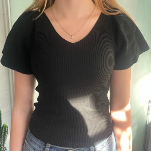 Only Tröja - Säljer en svart only tröja som endast är använd 1 gång, inga defekter. Storlek Xs kan passa S eftersom det är stretch.