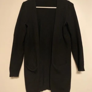 Fin mysig kofta strl xs - Säljes i begagnat skick. Den är noppig, se bild två. Detta är dock inget jag lagt märke till först jag skulle fota den.  Säljer för att jag tyvärr vuxit ur den!