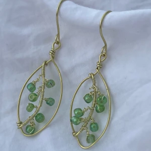 Handgjorda örhängen - Handgjorda örhängen med gröna pärlor, och guldpläterad koppartråd. Nickel-, kadium- och blyfria. 4,5x2cm