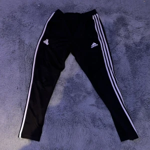 Adidas byxor - Köpte dem förra året men dom har knappt blivit använda, bara några gånger. Storlek S, dem har framfickor med dragkedja men även dragkedja vid slutet av benen. 😀