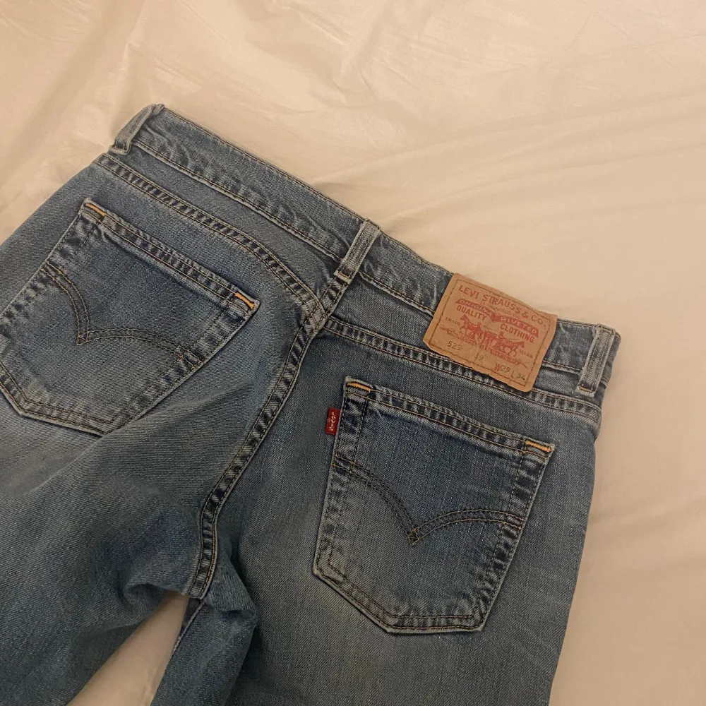 Sååå snygga och perfekt jeans som är Low waist och bootcut från Levis , perfekta nu till sommaren ,midjemått 78cm och innebenslångd är 75 cm 💖. Jeans & Byxor.
