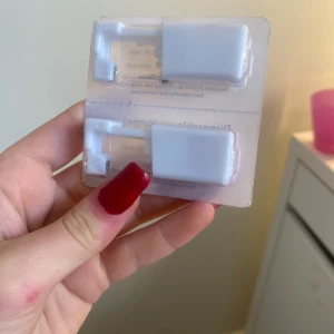 Hål i öronen ”pistol” - I kirurgiskt stål! Bra kvalité, perfekt om man vill ta egna hål. Känns ingenting💕 25kr/styck