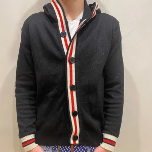 Kofta Jack & Jones  - Kofta Jack & Jones   Modell: 184cm & väger 84kg  Skick: allmänt använd Färg: svart