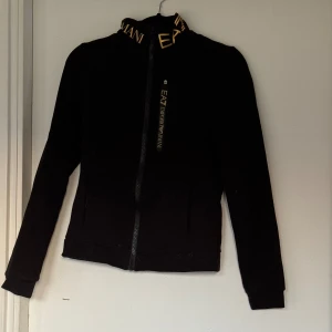 Armani sett tröja & byxor säljes! - Säljes pågrund av att de inte är min stil längre och inte kommer till användning.  Sparsamt använda.    Kan även bjuda på eventuell frakt!   Pris kan diskuteras vid snabb affär.   Kan mötas upp i närheten av Jönköping och i Sthlm!✨