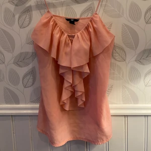 Linne  - Rosa linne från H&M med detalj framtill. Storlek 38. Passar S-M