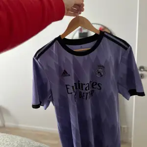 Helt oanvänd Real Madrid tröja storlek L Ordinarie pris/ köpt för: 999kr Säljer för 400kr vid snabb affär