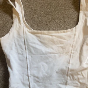 Topp - Corsette liknande topp i tjockt tyg- inte genomskinlig🩷 inga defekter, urringad vid användning‼️ 