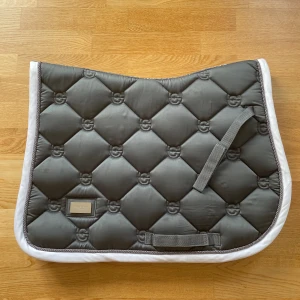 Schabrak  - Superfint schabrak från Equestrian Stockholm, storlek full men passade även min förra D-ponny (sista bilden)❤️