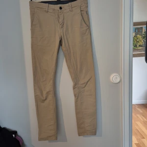 Beige chinos strl S från Winwin - Raka beige chinos strl s från winwin Fint skick använd fåtal gånger