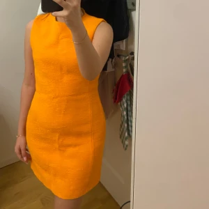 Klänning  - Klänning i bouclé från zara helt oanvänd med prislapp, storlek s🧡