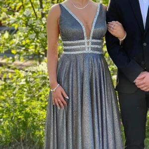  Balklänning  - Balklänning storlek S, tjockare tyg vid brösten så man slipper ha BH, den är uppsydd till 157+sneakers som ”balskor”. Klänningen har djupa fickor och ett kort släp bakom sig. Två lager tyg så den alltid ser ”vågig” ut ner till. 