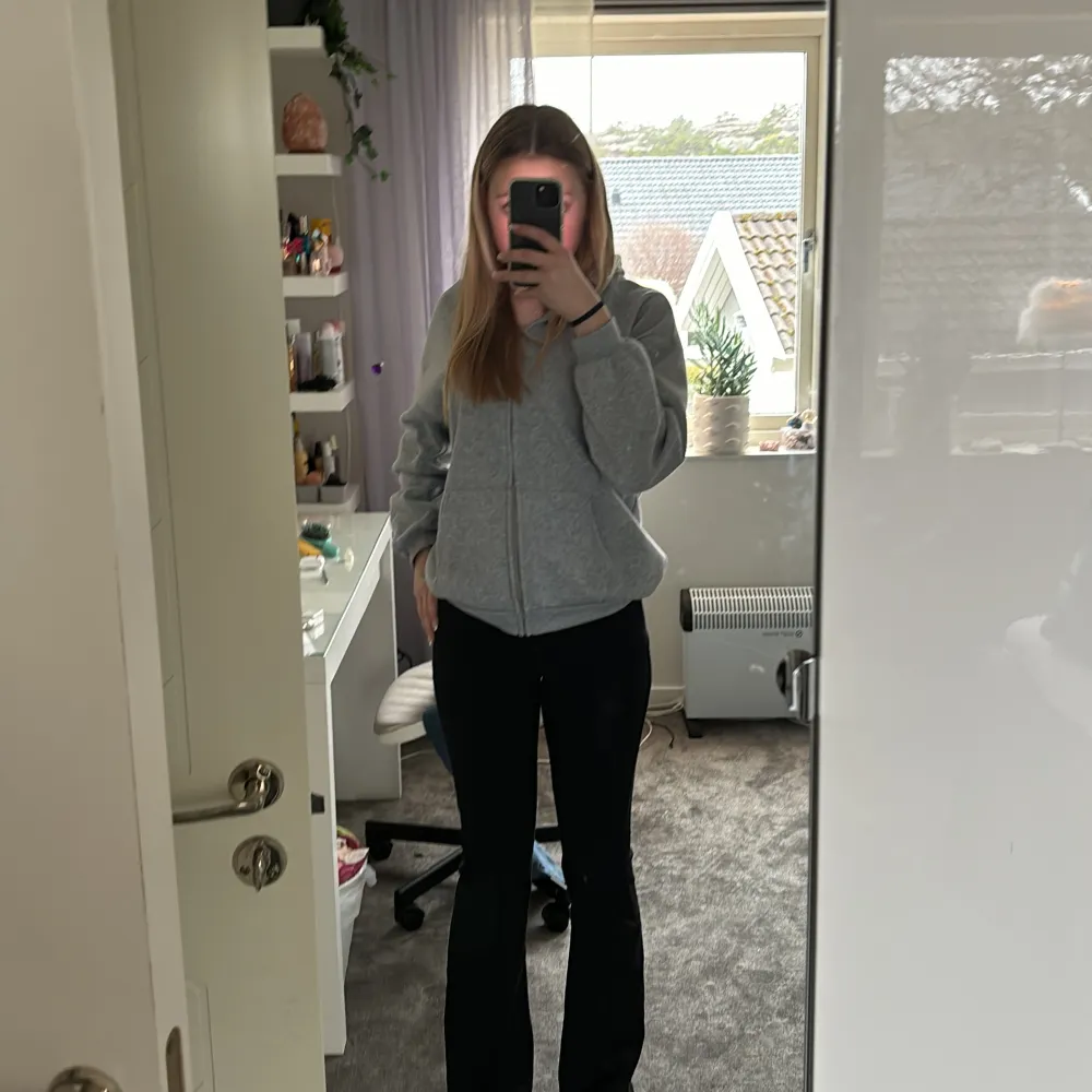 Svarta utsvängda/bootcut jeans från Gina tricot💗 jeansen är i storlek 34 och är lite för korta för mig (är 168)💗 skriv för fler bilder eller frågor💗 (katt finns i hemmet). Jeans & Byxor.