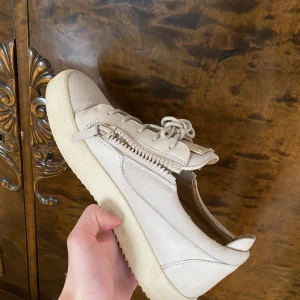 Giuseppe Zanotti - Zanotti sneakers i bra skick Storlek 43