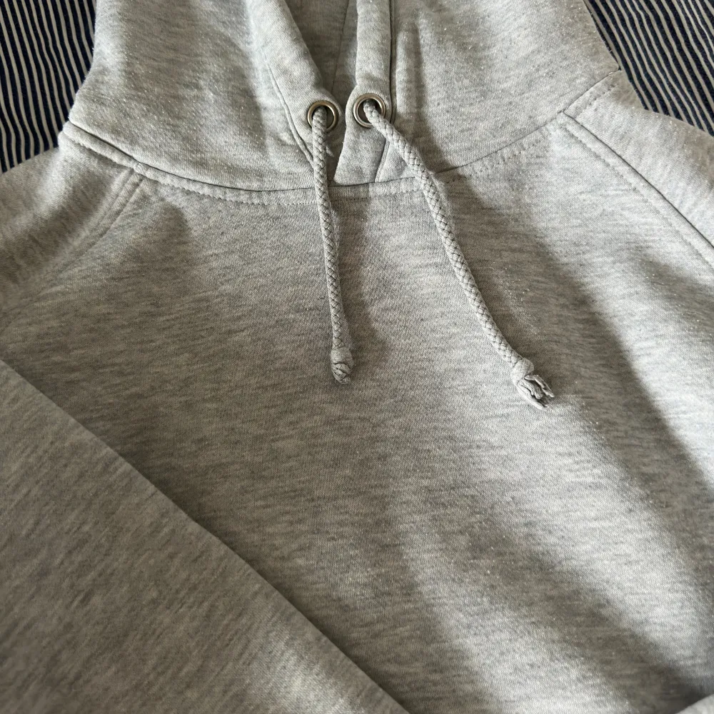 storlek S men passar XS/M också då den är ganska oversized!! Inga defekter förutom att den är lite nopprig, men det är inget man tänker på (:. Hoodies.