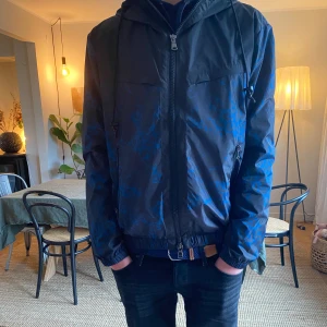 J.Lindeberg windbreaker - En helt ny windbreaker från j.lindeberg i storlek M. Passar om man är ungefär 185. Använd 1 gång nypris 4000. Skick 10/10 inga defekter