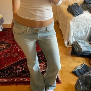 Lågmidjade jeans - Såå snygga lågmidjade o bootcut jeans från wrangler💗 Köpta här på plick men passa tyvärr inte mig, bilder lånade från förra ägaren. Midja: 80cm Innerben: 82cm🙌