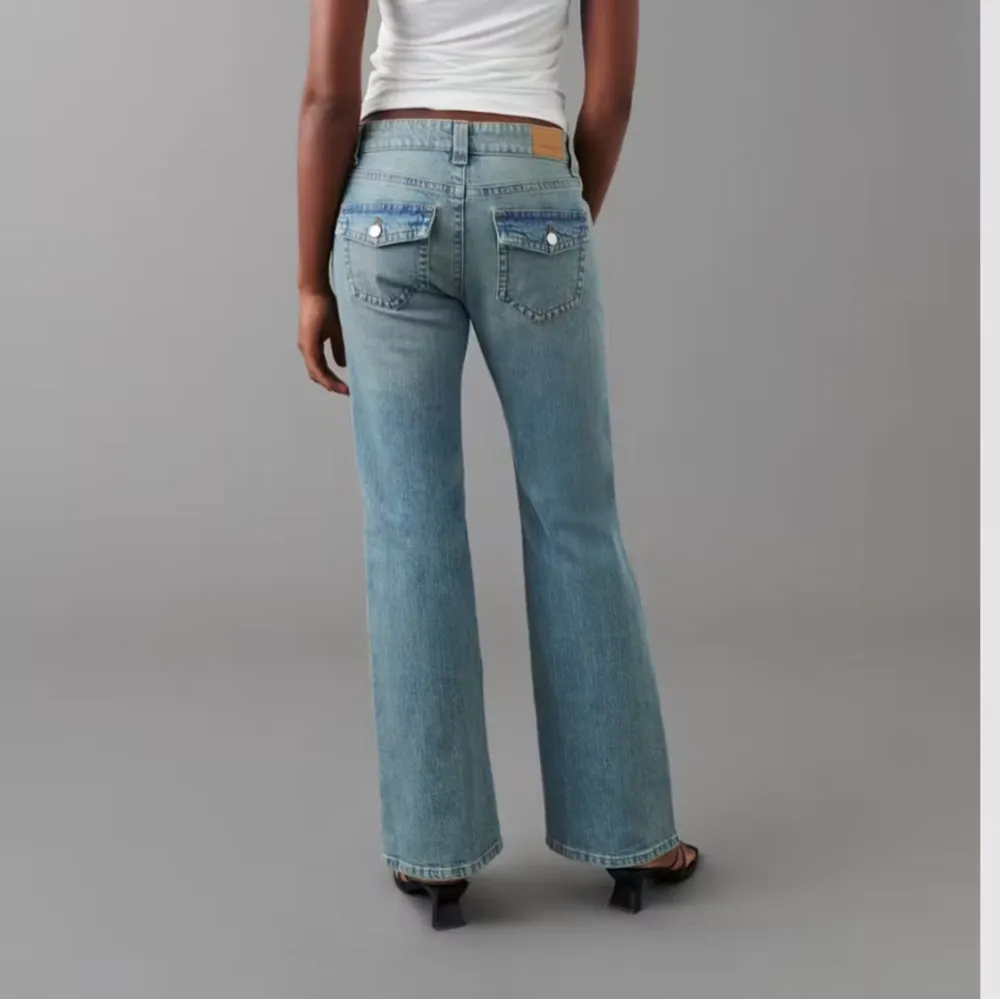 Jag säljer ett par jeans från Gina Tricot i strl 38 jag är 170+  Jag säljer jeansen då de aldrig riktigt kommit till användning de är i bra skick och bara använda några få gånger  Jag finns i Göteborg 🤗 Orginal pris 499kr Pris kan diskuteras . Jeans & Byxor.