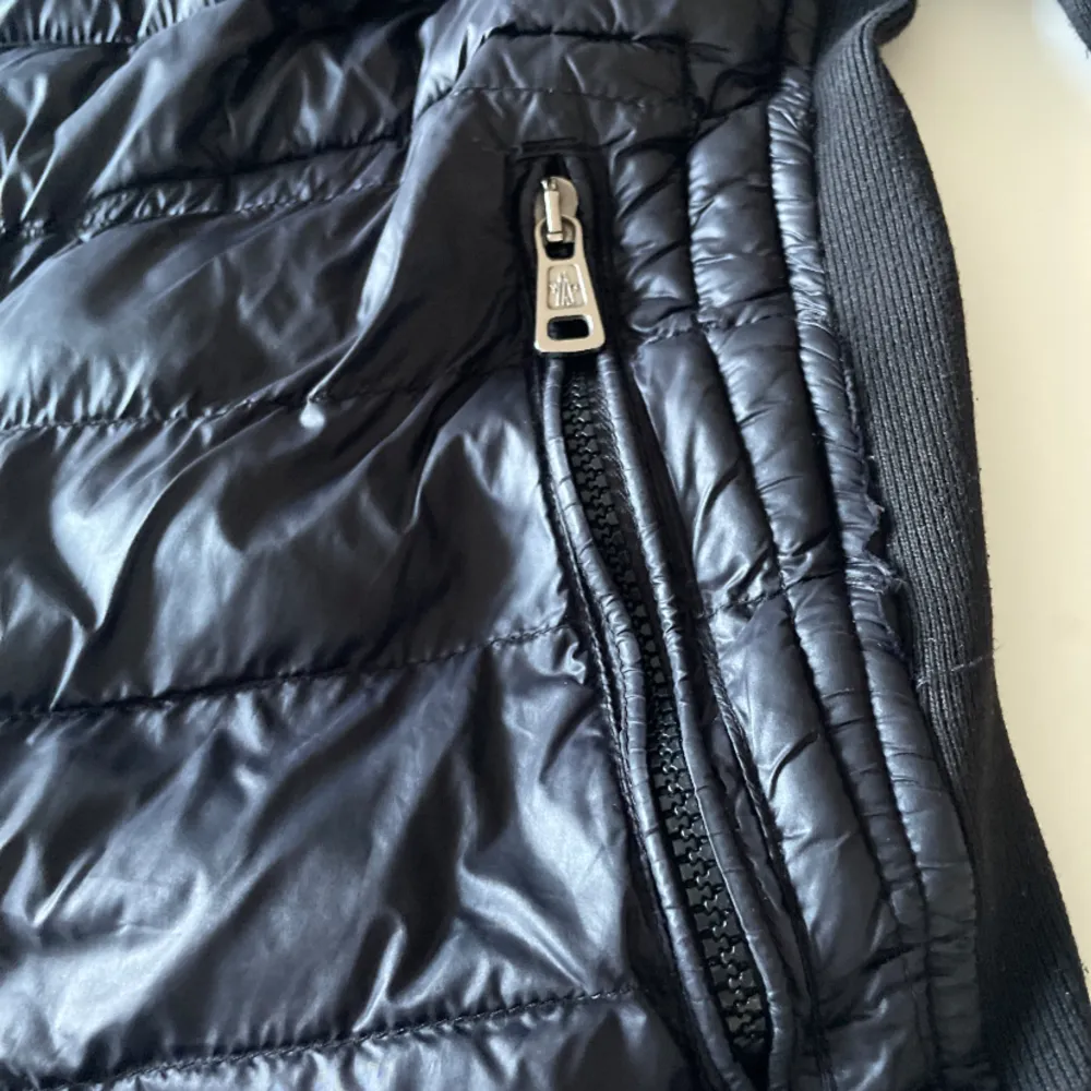 Moncler jacka 4000kr.                                              . Jackor.