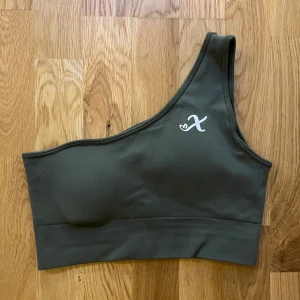 Sportbh - Jättefin sport-bh från X-shapes i storlek M (som en stor S). Det var inte riktigt min färg. Använd en gång.