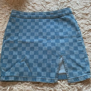 Jeans kjol! - Säljer en fin jeans kjol i ny skick!! Nästan helt oanvänd och utan defekter💕 Säljer pga att den inte är min stil💕 Först till kvarn så tveka inte att köpa om du gillar!!!