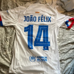 Barcelona tröja Joao Felix 14 - Säljer denna tröja då den inte passa och kan ej returnera. Väldigt skön och fin tröja som är endast testad. Storlek M med joao Felix på ryggen dock är den liten i storlek så S. Är öppen för bud☺️👍🏻