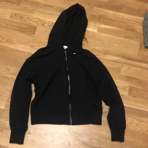 Svart hoodie  - En svart fin hoodie, lite tecken på användning men inte mycket 