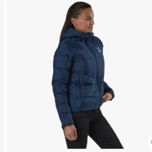 Bield down hood Haglöfs  - Jätte fin täck jacka inte så jätte varm så perfekt till våren / hösten , säljer pga lite stor för mig (ingen användning) köptes ny för 2000 , pris kan evt diskuteras vid snabb affär, skriv privat för fler bilder (använd jätte gärna ”KÖP NU” 