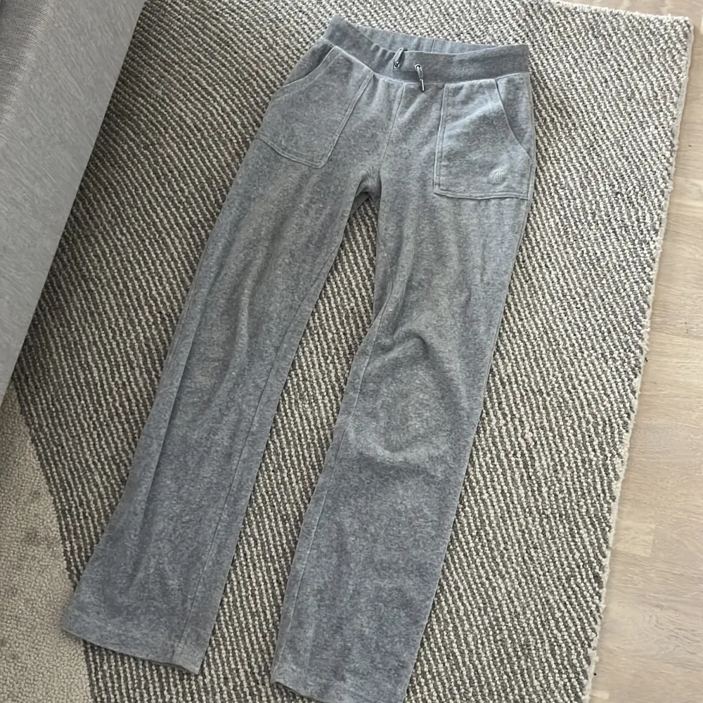 Mjukisbyxor från juicy couture, köpta på deras hemsida. Har använts några gånger, ser ut som att de nya.  Storlek xs. Köptes för 1200kr  #mjukisbyxor #juicycouture . Jeans & Byxor.