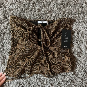 Topp nakd - Säljer denna superfina topp ifrån nakd i stl M💞aldrig använd med lapp på och säljer då den inte kommit till användning💕💞