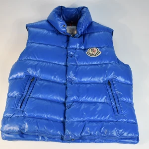 Moncler Tibet väst  - nypris:8000kr säljer för 3500kr  - Storlek:4 Passar som M - Ljus blå färg - skick:9/10 no flaws använd i bra skick - material:100% polyamid har 280+ recensioner på instagram:wearthatheat