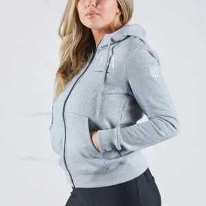 Hoddie maya Delorez  - Arwen Basic Hoodie från Maya Delorez  Nyskick helt oanvänd  Nypris: 899 kr