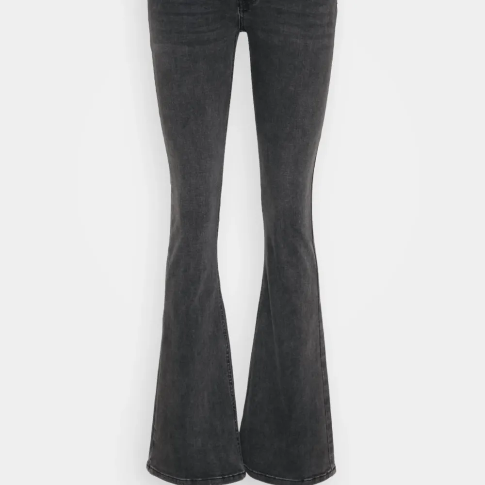 Jeans från Gina, super fina väl använda men inget som är synligt🥰. Jeans & Byxor.