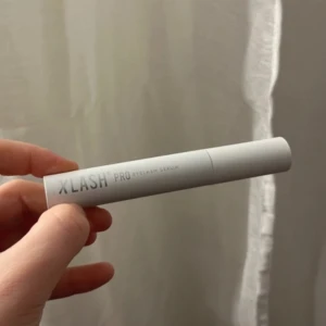Xlash pro - 6 ml, använde den 1 gång varje dag under ca en vecka, använde den inte varje dag dock så finns mycket kvar men vill inte ha den längre så kollar om den är intressant för någon annan. Kan tvätta ”borsten” om du vill.🫶