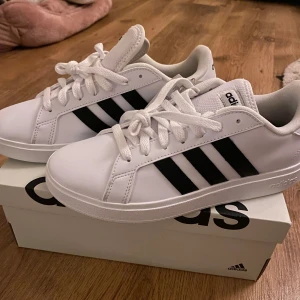 Adidas skor  - Helt nya adidas skor storlek 38, som inte han skickas tillbaka så säljer här, ny pris 600, säljer för 550, dom är små i storleken så passar nog nån som är lite mindre än 38 som vanliga storlek 