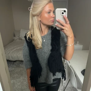 Pälsväst - Säljer denna svarta pälsväst. Har du någon fråga är det bara att höra av dig🫶🏻