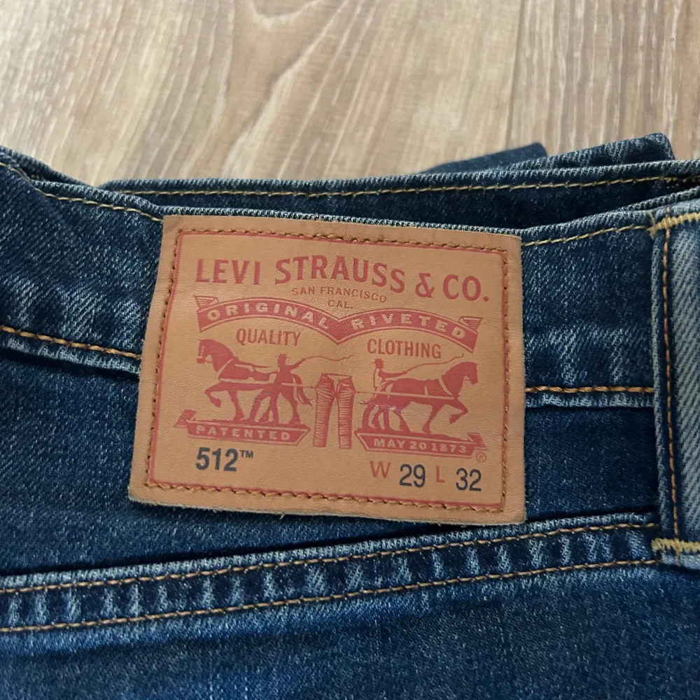 Ett par jeans i absolut topp skick. Nypriset på dessa jeans ligger på runt 1000kr. Längden på byxorna är 99cm och midjan 39cm jämför gärna med ett par egna och sen är det fritt fram att använda ”köp nu”.. Jeans & Byxor.